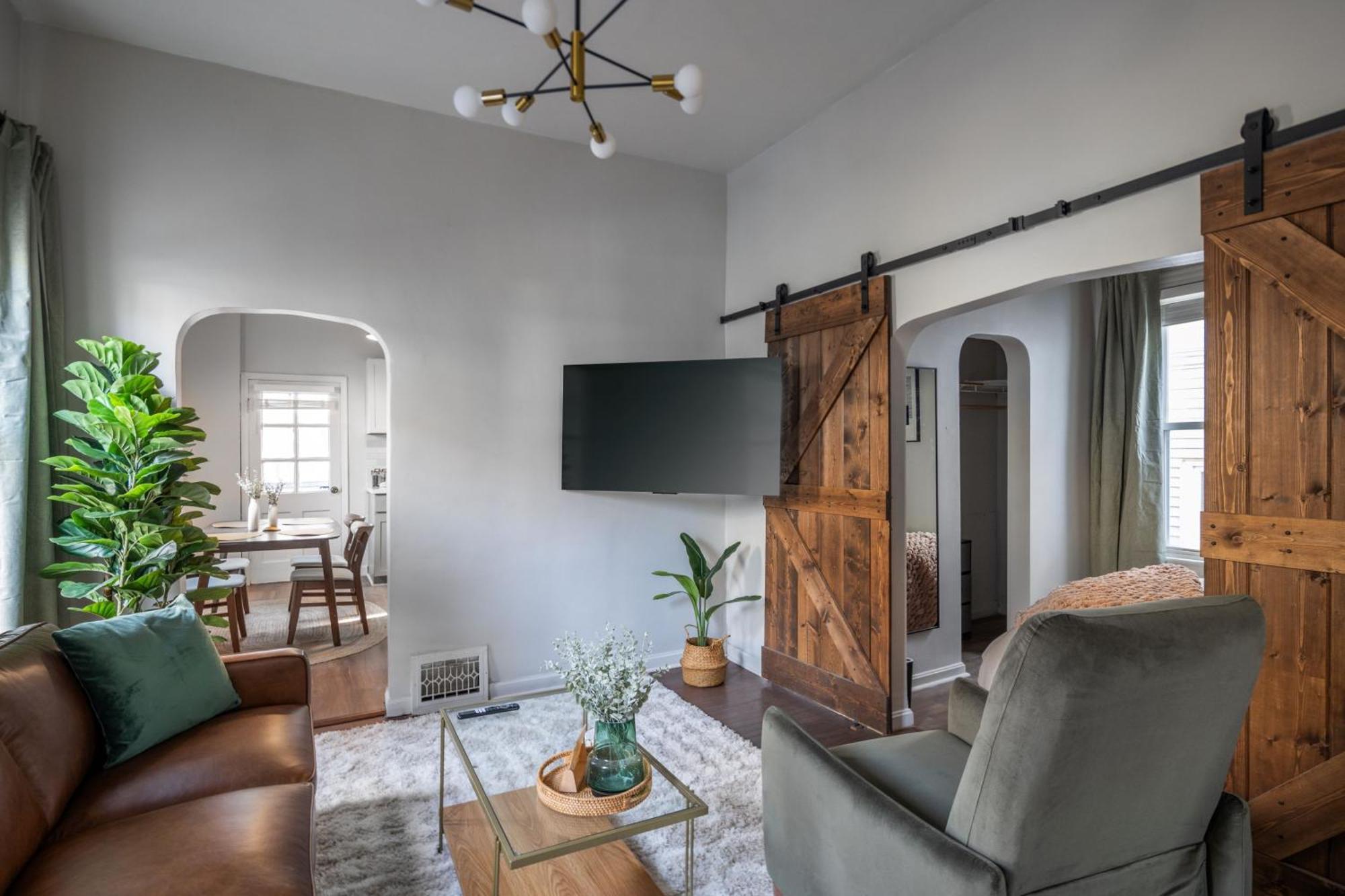 Апартаменти Mid-Century Modern Retreat In Little Italy Клівленд Екстер'єр фото